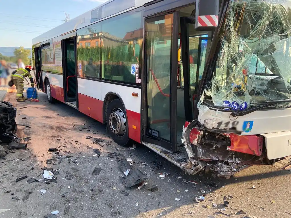 Nowy Sącz: Zderzenie osobówki i autobusu. Wśród poszkodowanych dzieci
