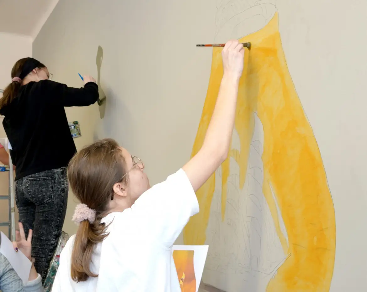 W sali biologicznej starosądeckiego LO powstaje mural. Malują go uczniowie pod okiem Mgr Morsa