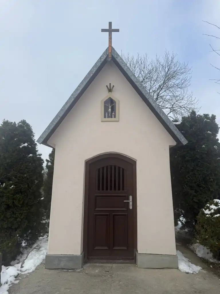 Zabytkowa kapliczka w Rogach odzyskała dawny blask