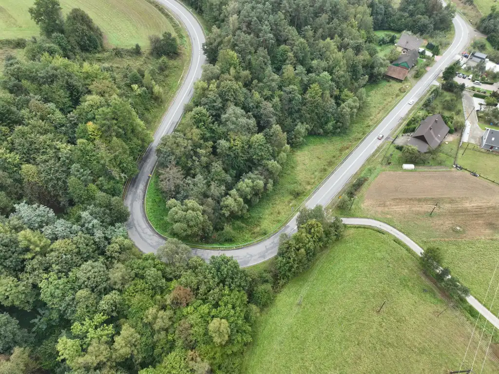 Trwa zabezpieczanie osuwiska w Laskowej Górnej. Ważna inwestycja na DW 965