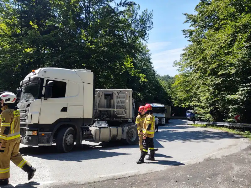 Bartkowa-Posadowa: ciężarówka tarasowała drogę na stromym wzniesieniu