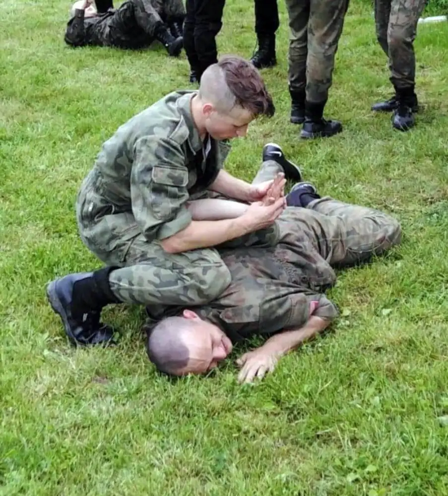 W klasie mundurowej ZS w Marcinkowicach młodzież uczy się skutecznej obrony przed agresorem