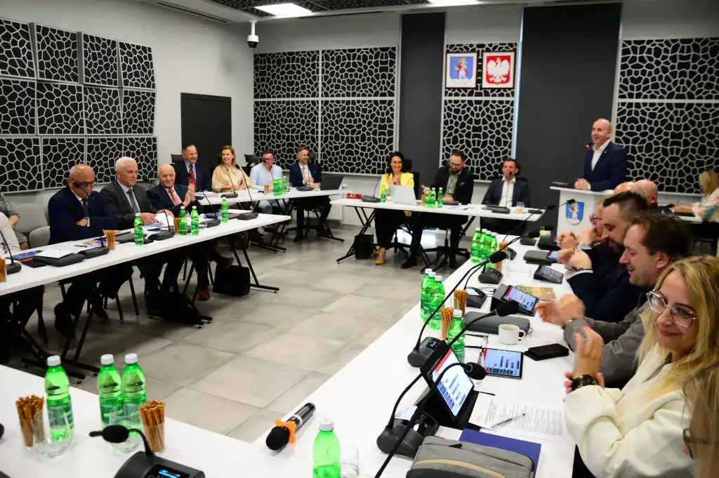 Sesja Rady Gminy Chełmiec. Artystyczny akcent i gorąca debata o dietach radnych