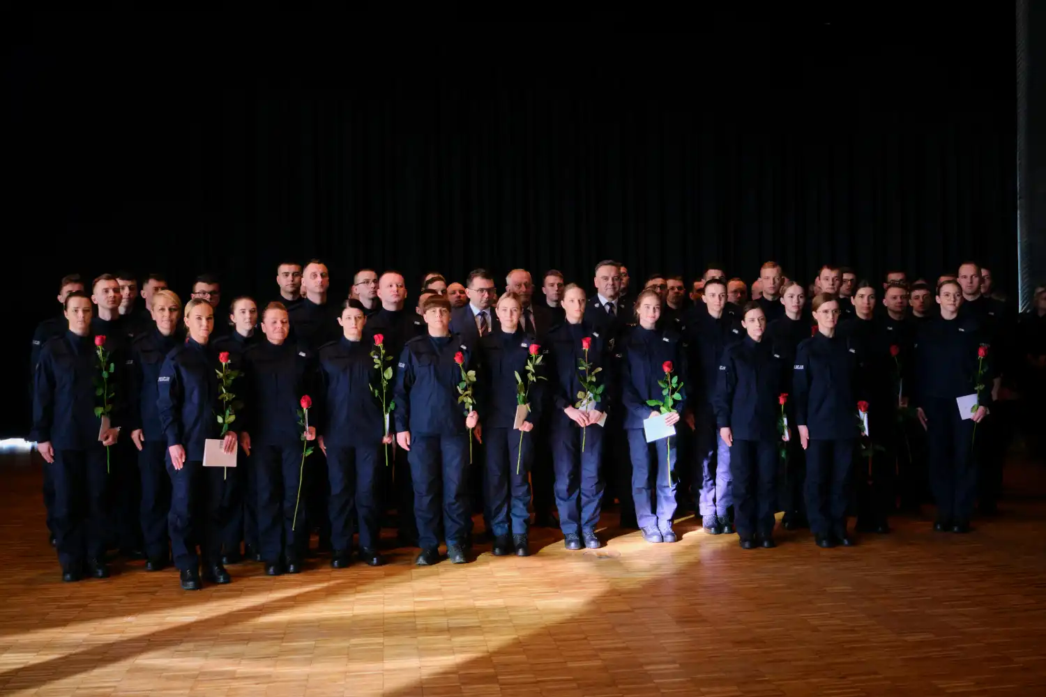 55 nowo przyjętych policjantów złożyło ślubowanie. Szóstka z nich będzie pełniła służbę w Nowym Sączu