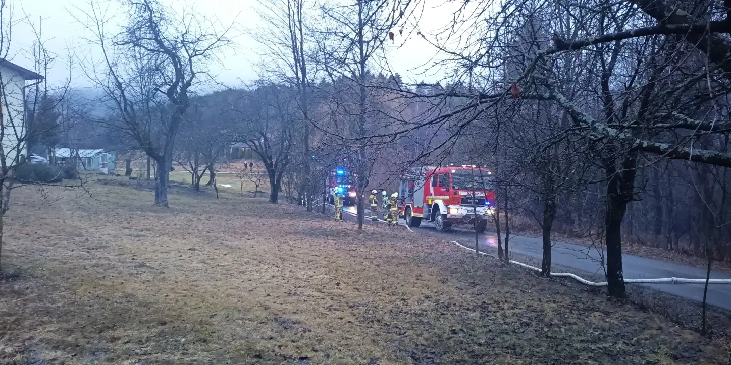 Pożar w budynku mieszkalnym w Woli Kosnowej. Ogień pojawił się na poddaszu