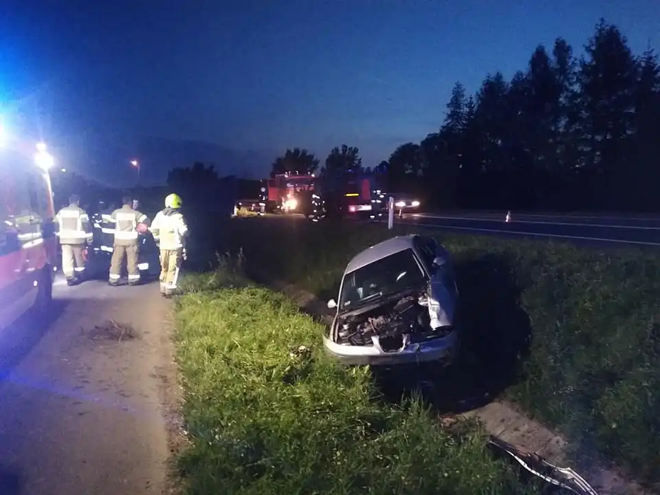 Wypadek samochodowy w Korczynie. Jedna osoba z obrażeniami trafiła do szpitala