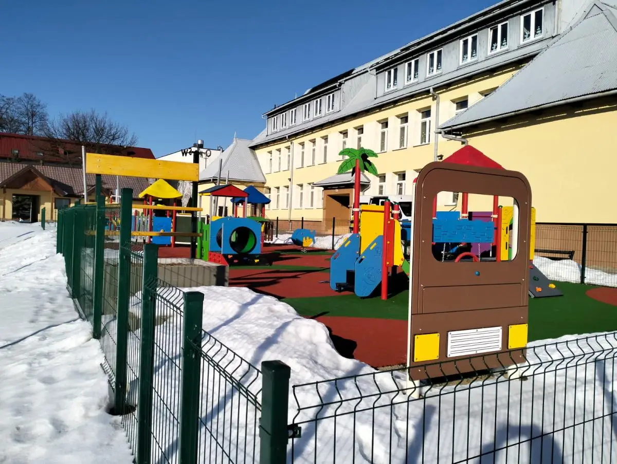 Bezpieczniej i nowocześniej: zakończono przebudowę placu zabaw w Brzeznej