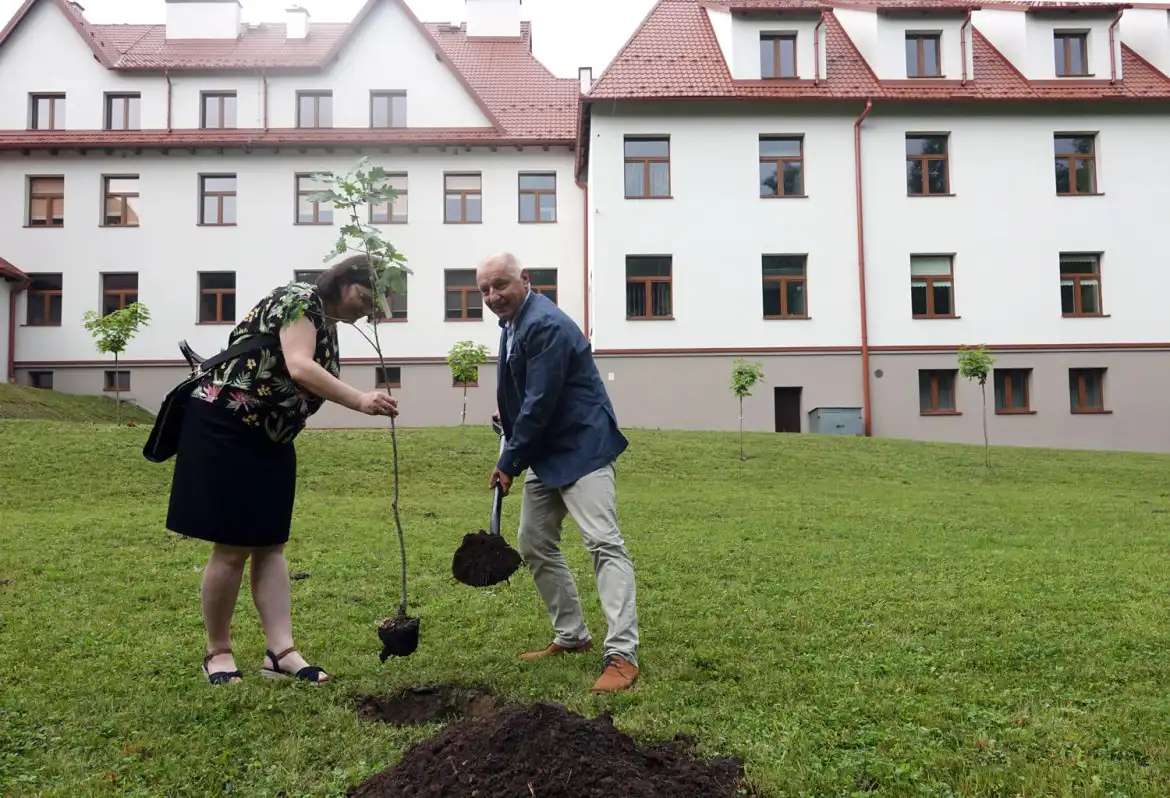 Starosta zasadził dąb. Powiat nowosądecki jest partnerem projektu LIFE-IP EKOMALOPOLSKA