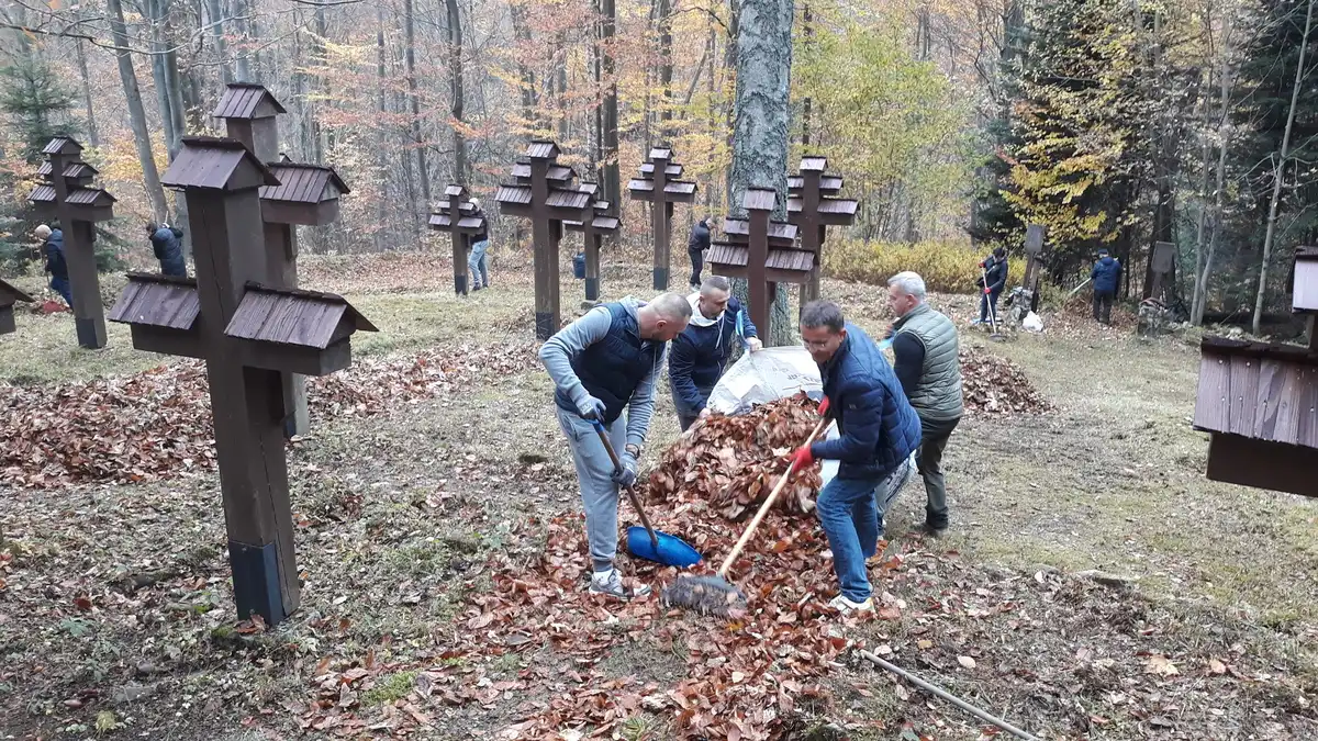 Gorliccy funkcjonariusze posprzątali cmentarz z okresu I wojny światowej
