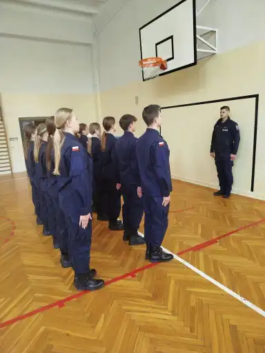 Uczniowie z Tymbarku zakończyli szkolenie z musztry. Wspierali ich limanowscy policjanci
