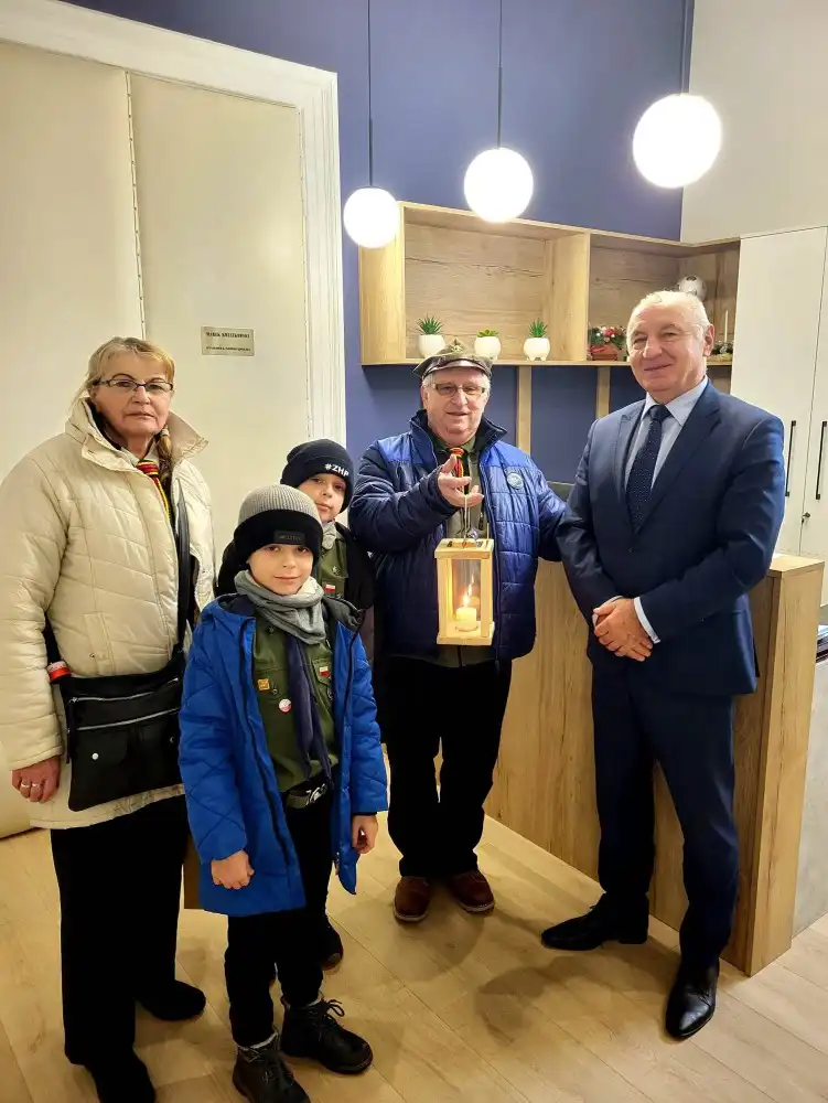 Do starosty nowosądeckiego zawitali harcerze z Betlejemskim Światłem Pokoju