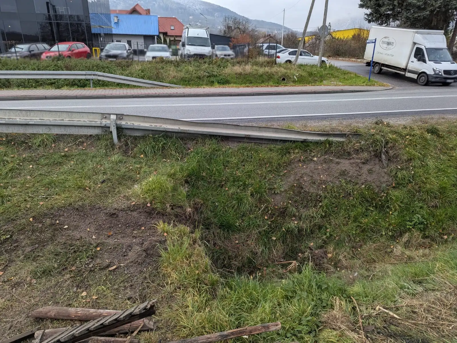 Groźny wypadek w Tęgoborzy. Auto dachowało