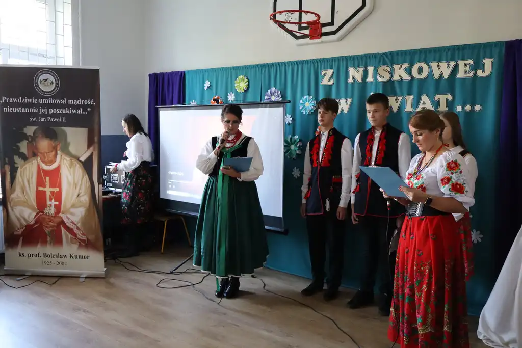 Święto Szkoły w Niskowej. Hołd dla patrona i nagrody dla najzdolniejszych