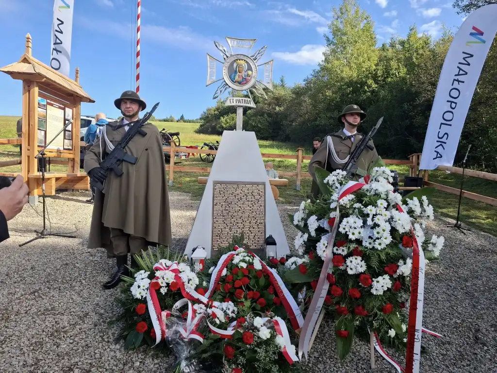Pomnik Konfederacji Barskiej i Kazimierza Pułaskiego odsłonięty w Izbach. Pamięć o bohaterach wciąż żywa