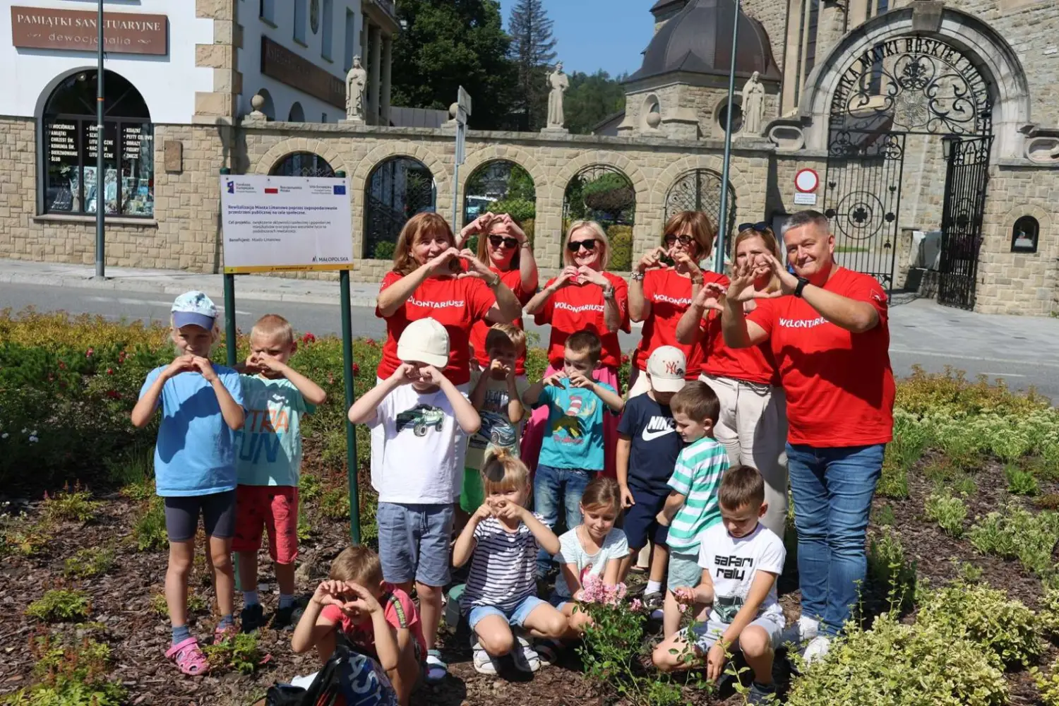 Nowe kwiaty w centrum Limanowej. Mieszkańcy i przedszkolaki wspólnie zazielenili rynek