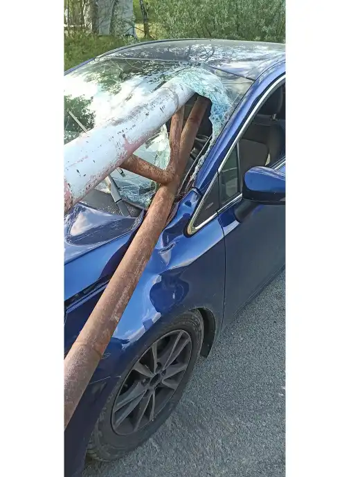 Wypadek nad Zalewem Klimkówka. Chciał zawrócić. Staranował szlaban, który przebił jego samochód