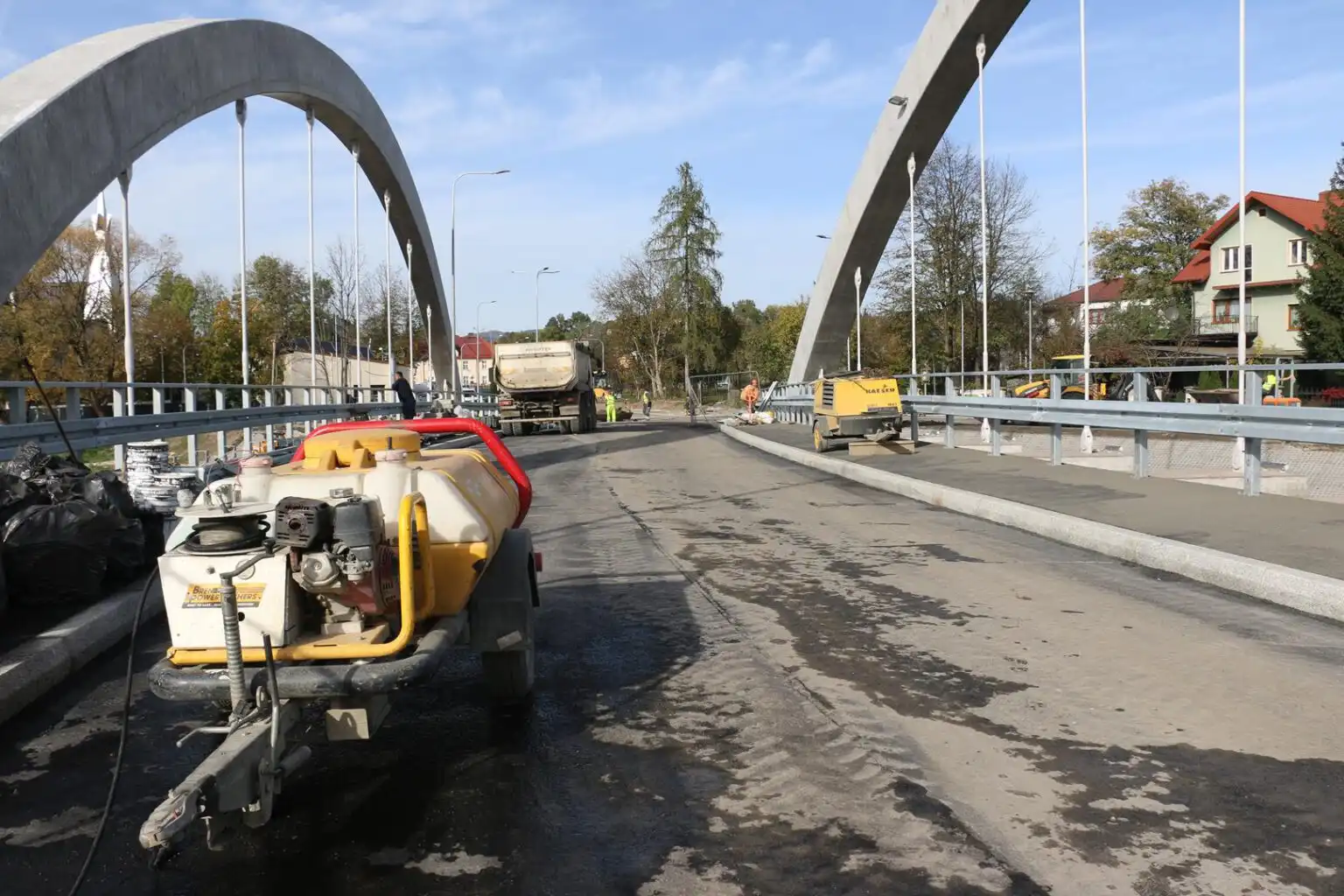Limanowa: Pierwsze warstwy asfaltu na moście w ciągu ul. Lipowej