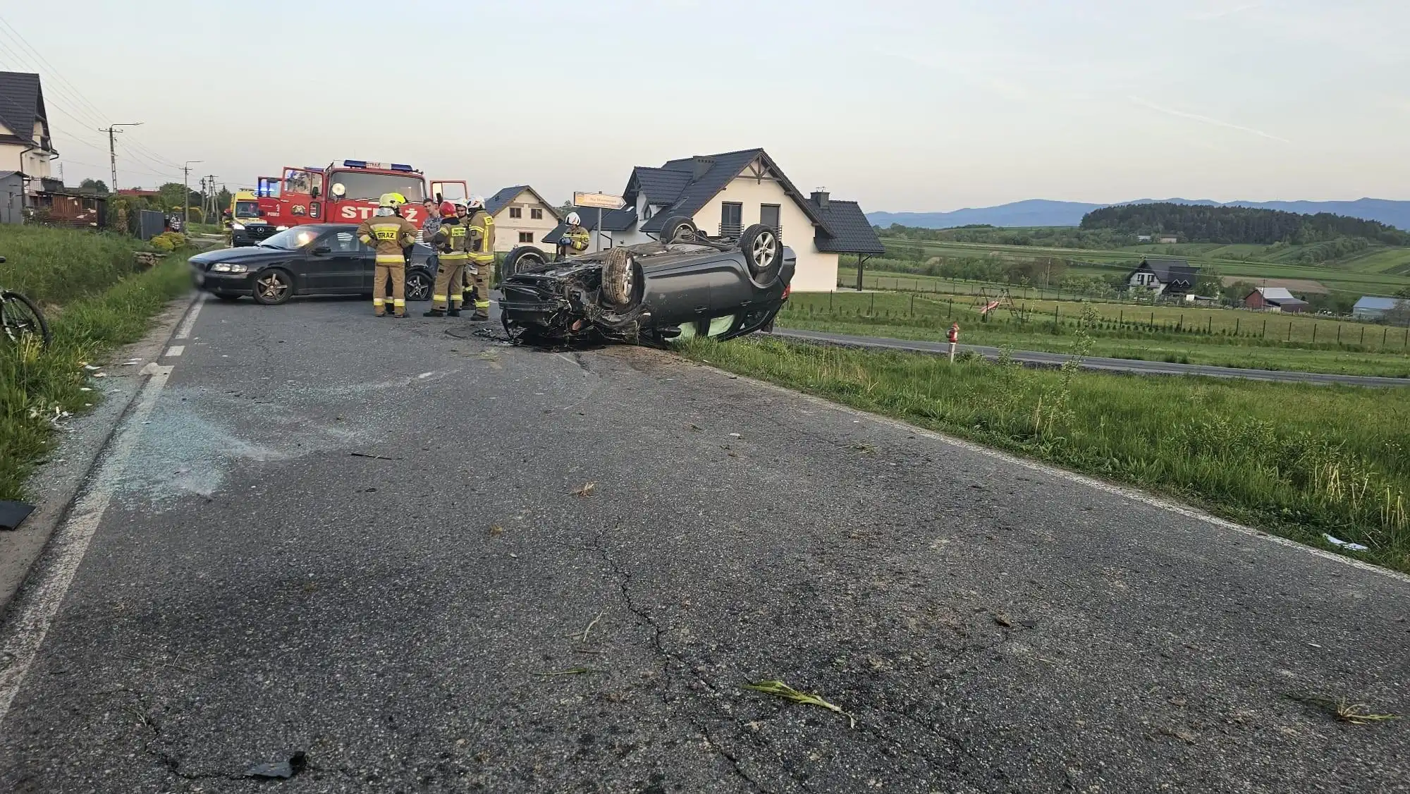 Wypadek w Mokrej Wsi. Zderzyły się dwie osobówki. Jedna z nich uderzyła w przepust i dachowała