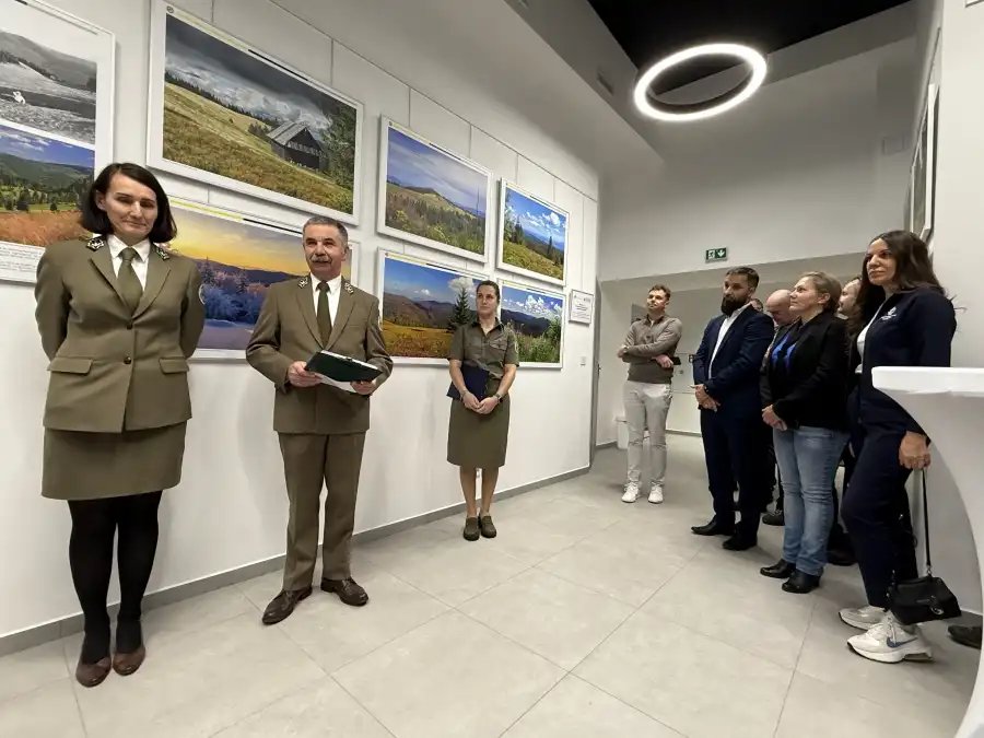 Z Gorczańskich lasów do Mszany Dolnej. Niezwykła wystawa fotografii