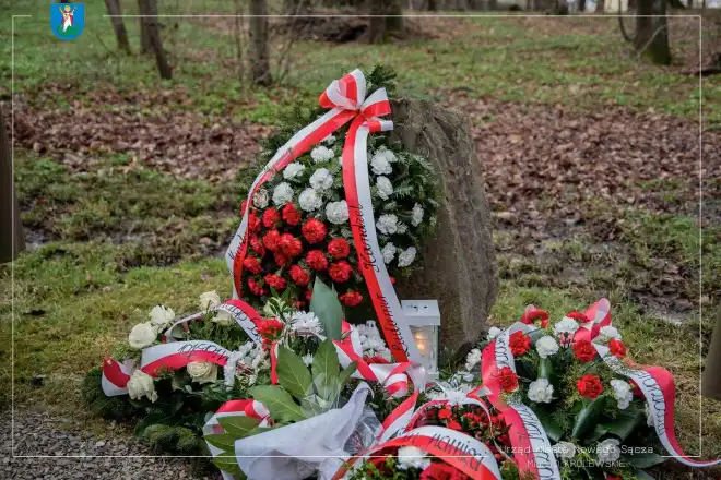 Nowy Sącz: Władze miasta upamiętniły 12. rocznicę katastrofy smoleńskiej