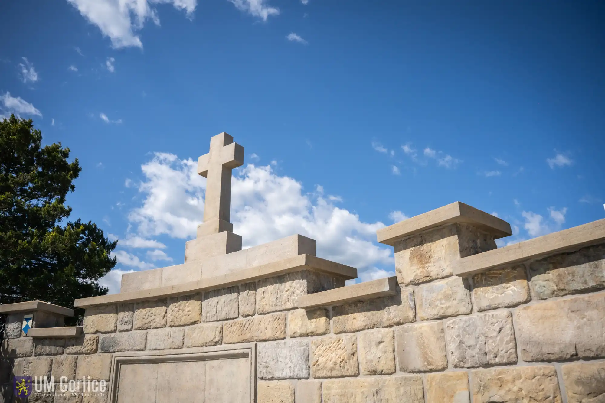 Historyczny mur cmentarny odzyskał dawny blask