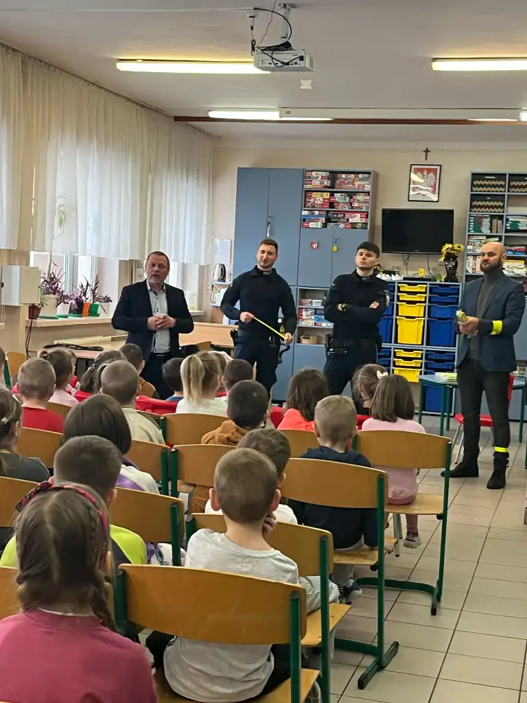 Bezpieczeństwo przede wszystkim. Uczniowie z Barcic otrzymali 400 opasek odblaskowych