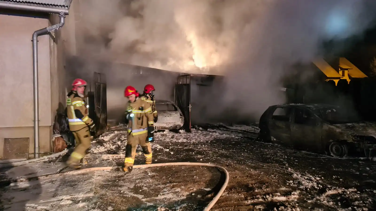 Pożar garaży w Małej Wsi. Spłonęły dwa samochody