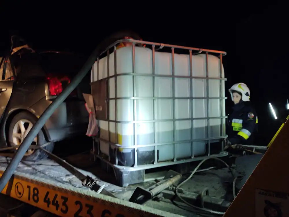 Tragiczny wypadek w Witowicach Górnych w relacji strażaków. W czołowym zderzeniu autobusu i osobówki zginęły dwie osoby