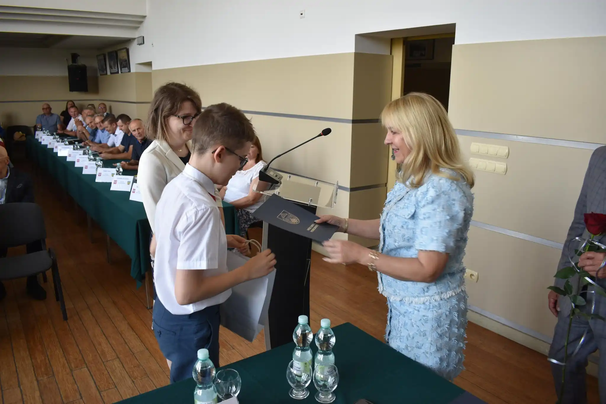 Młodzież z Podegrodzia z sukcesami. Wójt Małgorzata Gromala nagrodziła najlepszych uczniów