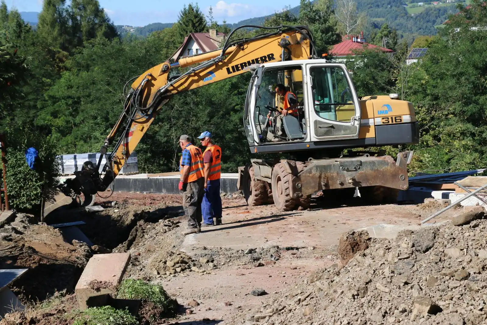 Limanowa: Trwają prace nad stabilizacją osuwiska przy ul. Paderewskiego
