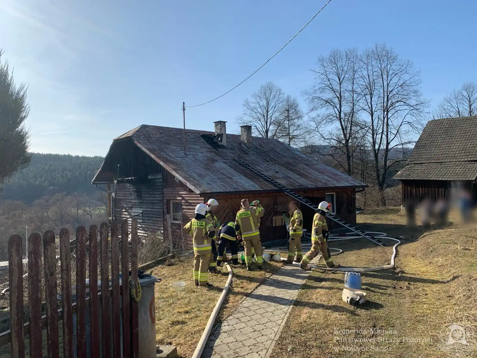 Pożar w Andrzejówce. Strażacy walczyli z ogniem na poddaszu drewnianego domu