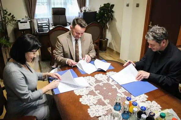 Zabytkowy mur przy kościele w Wilczyskach odzyska dawny blask. Rusza kolejna inwestycja
