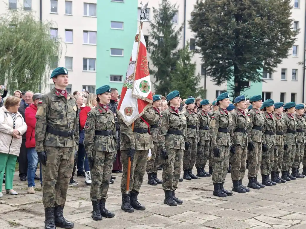 Uczniowie klas mundurowych Zespołu Szkół Nr 2 w Nowym Sączu złożyli uroczystą przysięgę strzelecką