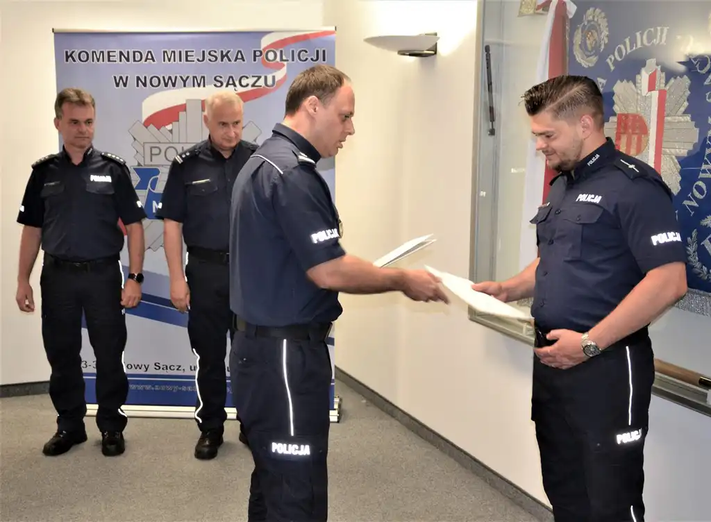 W czasie wolnym od służby pomogli zatrzymać przestępców. Podziękował im komendant