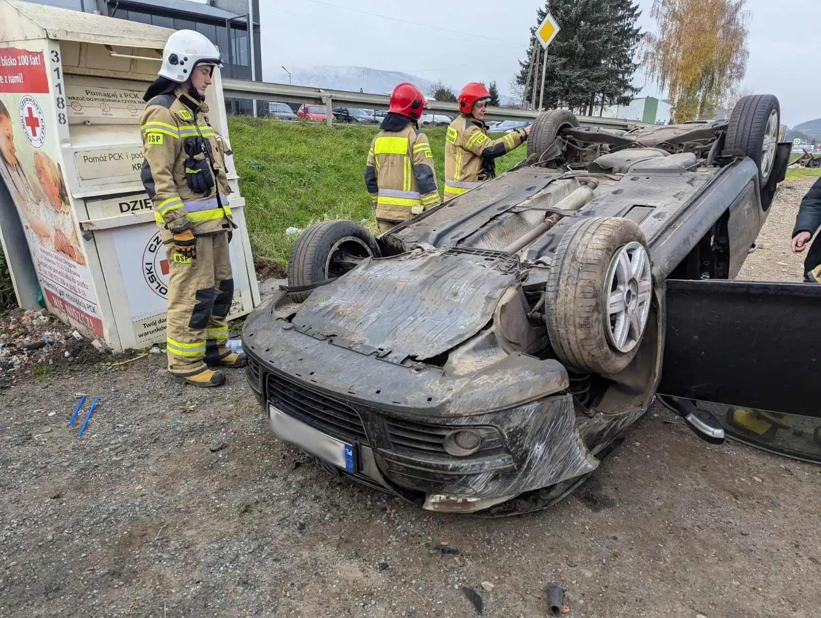 Groźny wypadek w Tęgoborzy. Auto dachowało