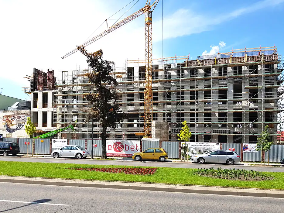 Mury Instytutu Ekonomicznego PWSZ pną się w górę