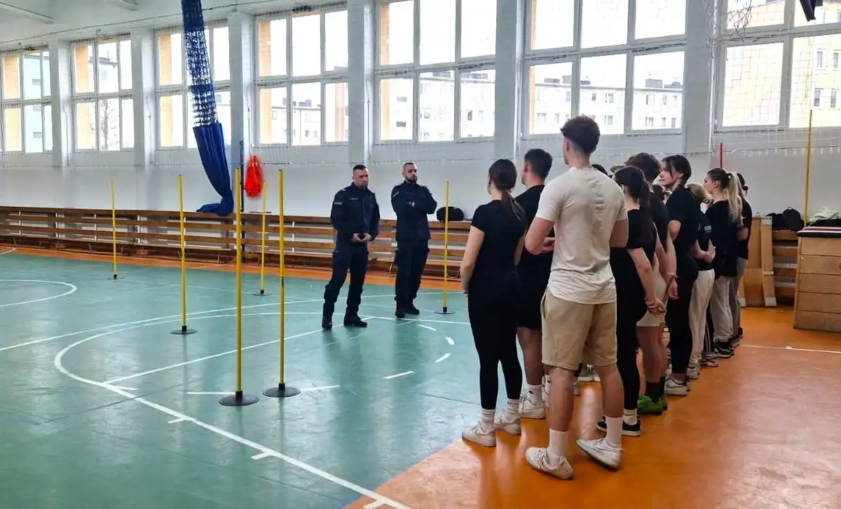Mocny start maturzystów z klasy policyjnej. Zaliczyli test sprawnościowy do Policji