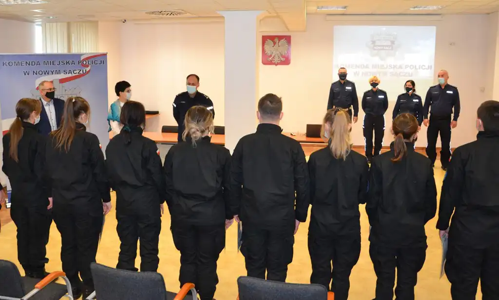 Uczniowie "klasy policyjnej" ZS w Marcinkowicach otrzymali akty nominacyjne na kolejne stopnie uczniowskie