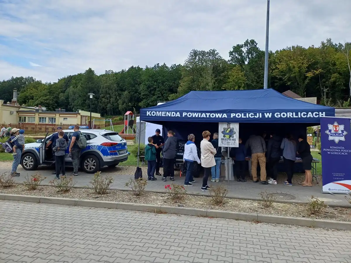Policjanci z Gorlic na pikniku w Wapiennym. Edukacja i bezpieczeństwo w wakacyjnej atmosferze