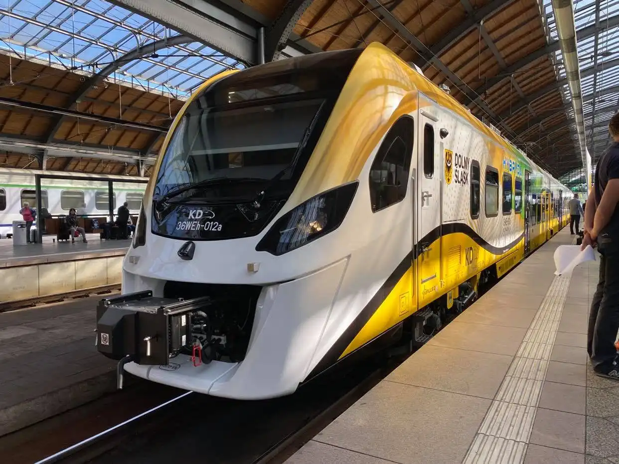 Pierwszy hybrydowy pociąg Kolei Dolnośląskich na torach