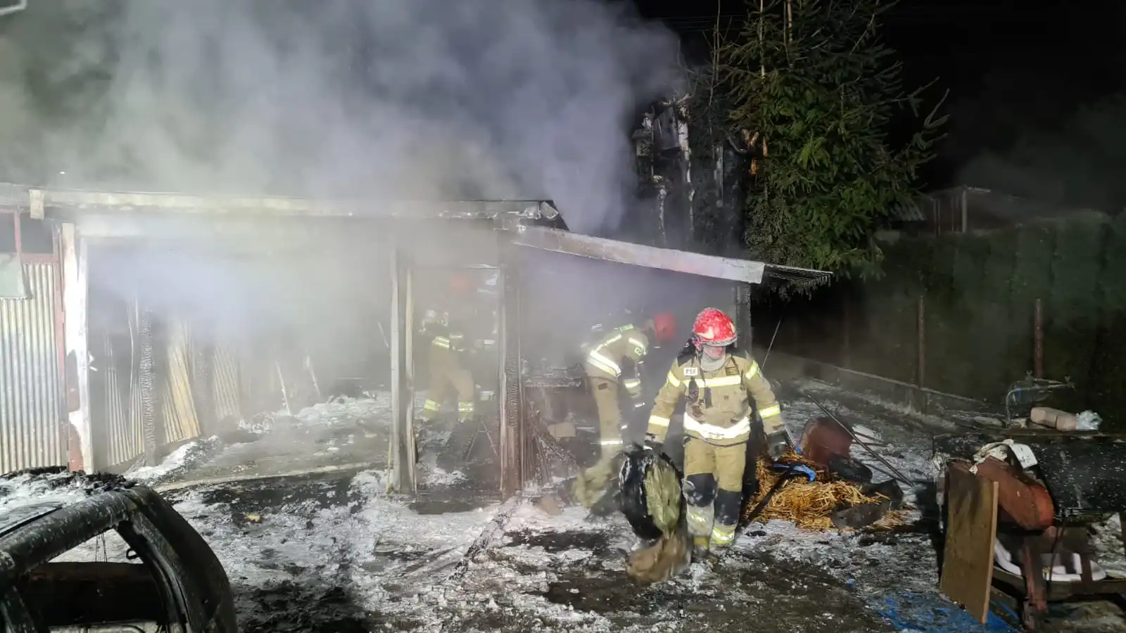 Pożar garaży w Małej Wsi. Spłonęły dwa samochody