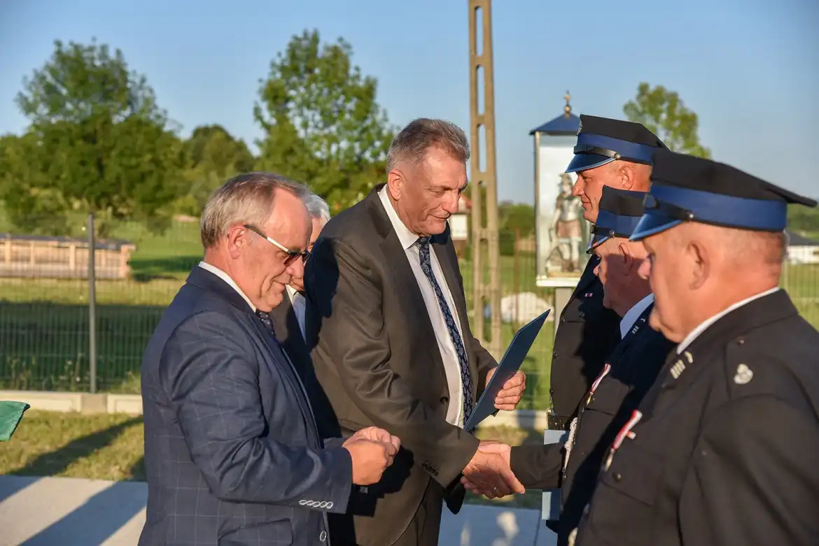 Strażacy ze Starej Wsi świętują: nowy sprzęt i rocznica patrona. Wręczono odznaczenia