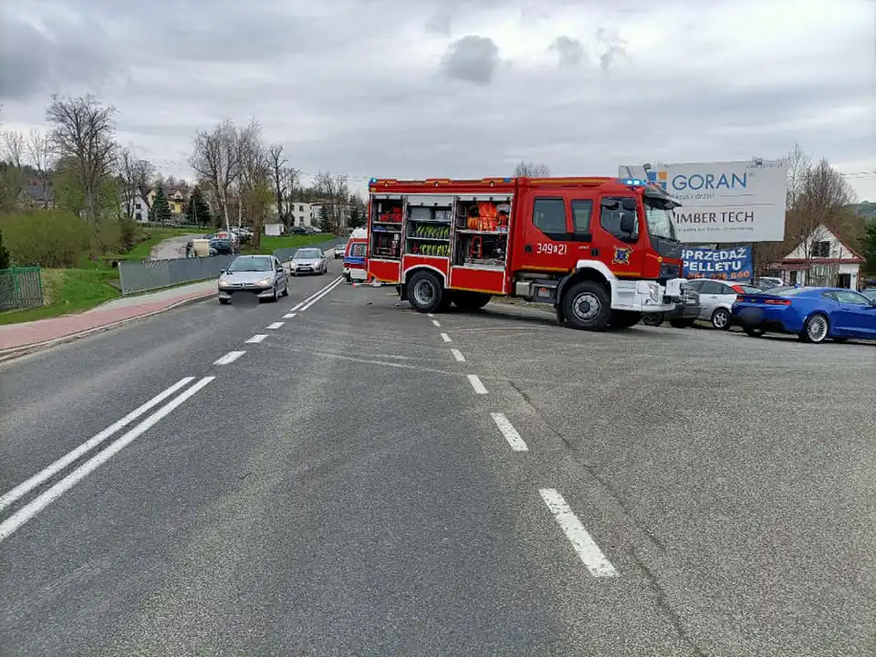 Kolizja w Białej Niżnej. Dwa auta rozbite