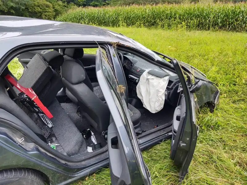 Wypadek w Trzycierzu. Osobówka wypadła z drogi i dachowała. Jedna osoba trafiła do szpitala