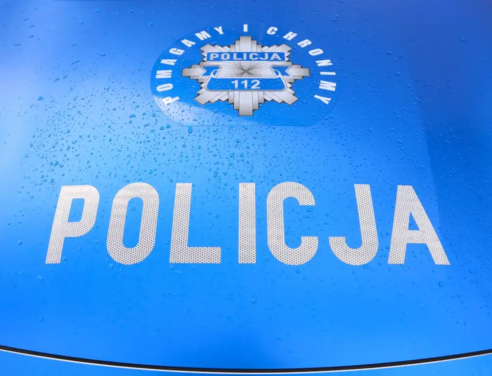 Policjanci w czasie wolnym ratują kierowcę. Bohaterska interwencja w Nowym Sączu
