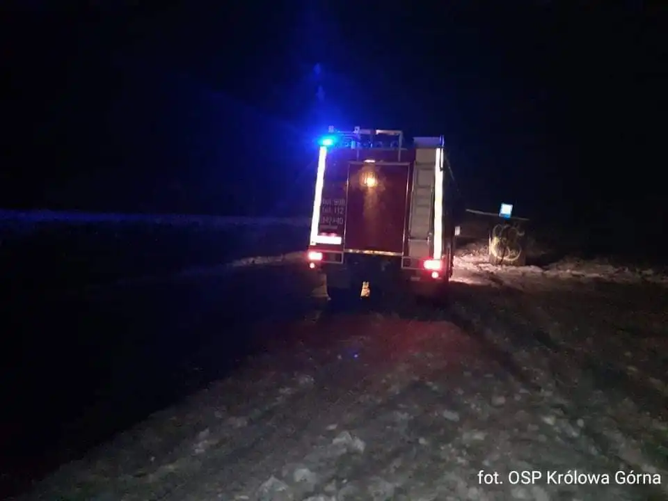 Królowa Górna. Samochód osobowy wypadł z drogi i wylądował w pobliskim rowie
