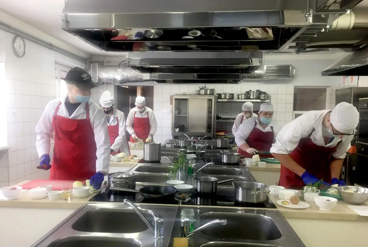 Uczniowie Zespołu Szkół w Starym Sączu uczestniczą w zajęciach praktycznych z gotowania