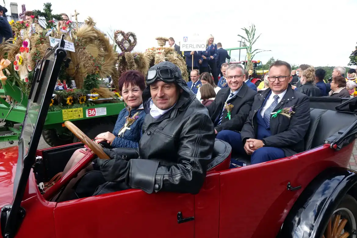 Przedstawiciele władz Powiatu Nowosądeckiego i Zespół Regionalny „Janczowioki” gościli na powiatowo-gminnych dożynkach w Strzepczu