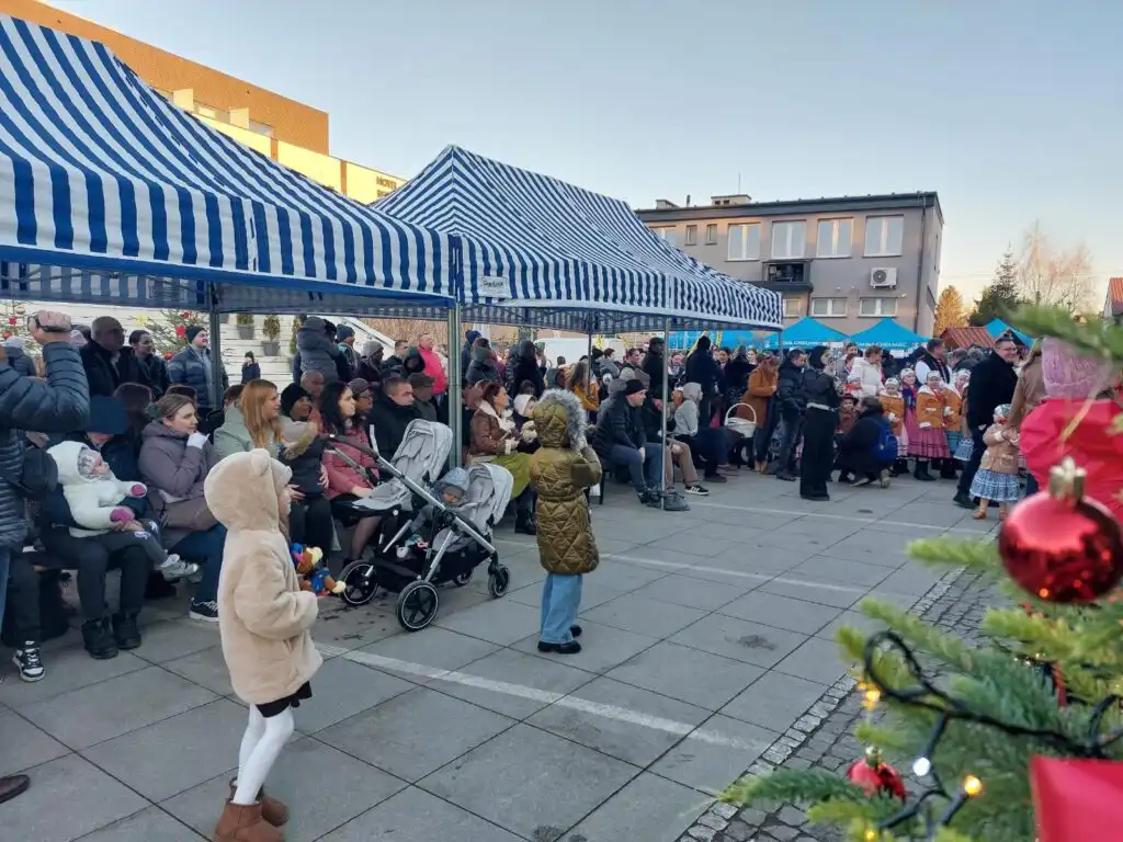 Świąteczna atmosfera przy Astro Centrum. Jarmark Bożonarodzeniowy w Chełmcu