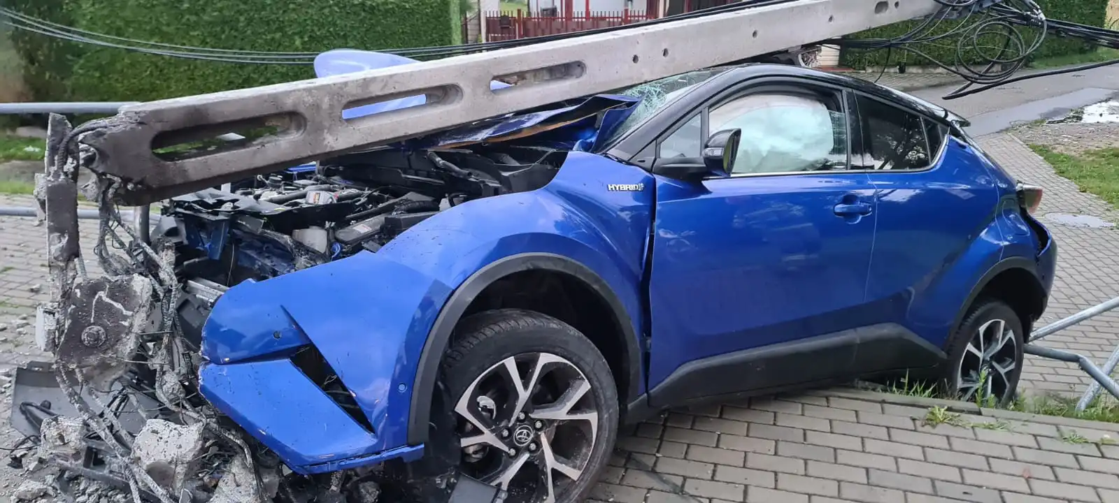 Wypadek na ul. Krakowskiej w Nowym Sączu. Samochód osobowy uderzył w betonowy słup
